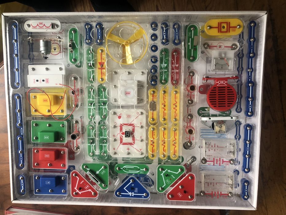 Электронный конструктор Знаток 999 схем