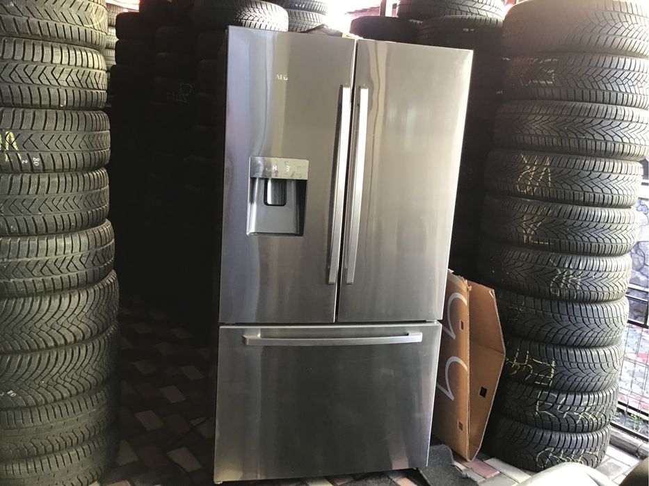 Холодильник двухкамерный, морозилка внизу , состояние нового