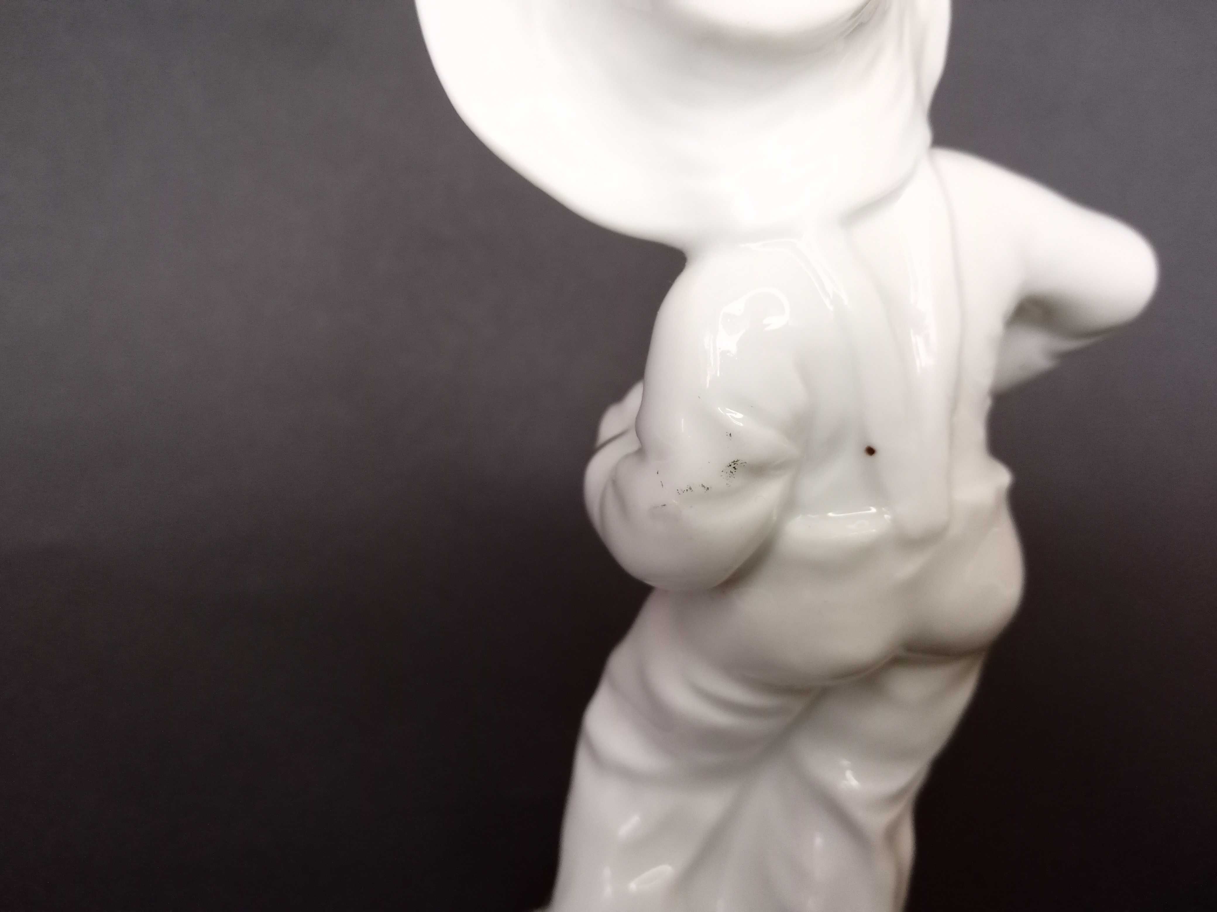 Ceramiczna figurka chłopiec z harmonią