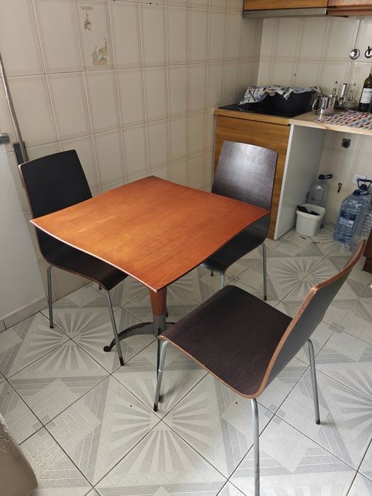 Mesa Quadrada com 3 Cadeira