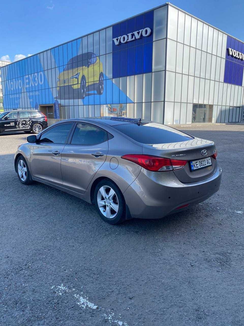 Hyundai Elantra 2012. 1.8 газ/бензин. Автомат.