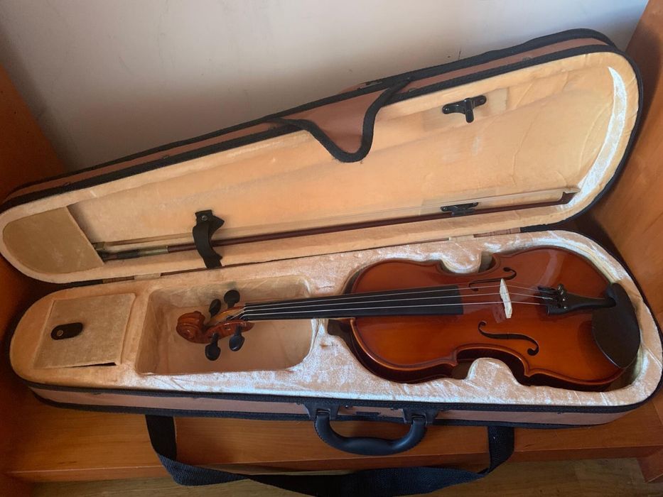 Três Violinos de tamanhos diferentes