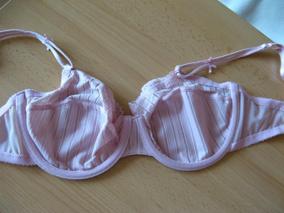 Bardzo ładny biustonosz marki Marks & Spencer 32DD/70DD !