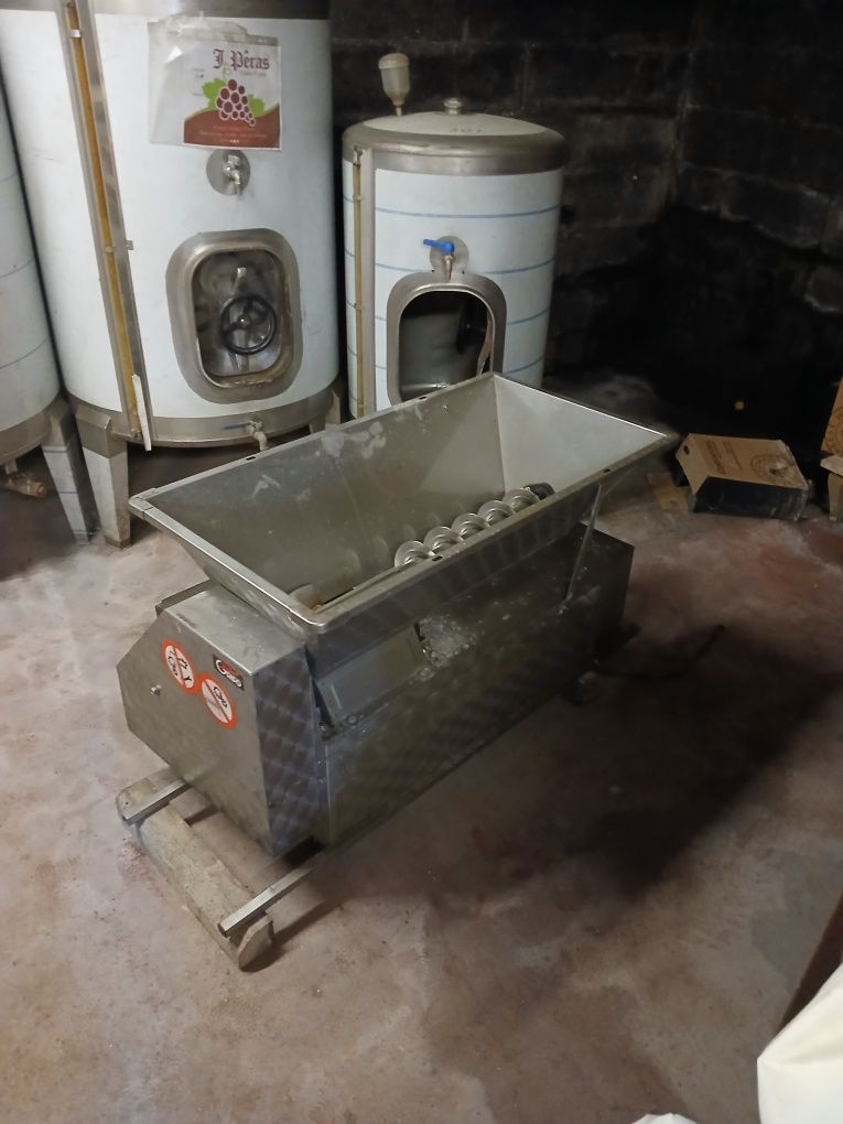 Cubas inox e máquina de vindimar