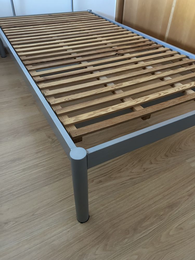 Cama de solteiro em ferro