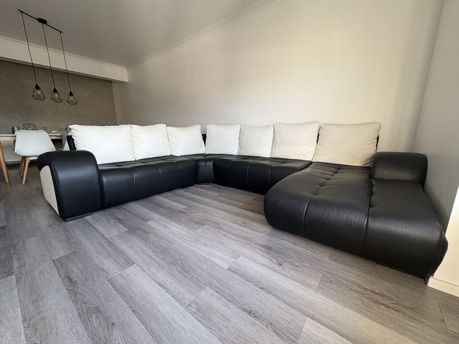 Sofá de canto com chaise longue em pele