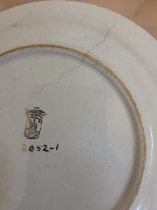 Prato de barro pintado à mão