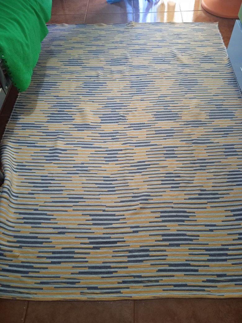 Tapete amarelo e azul