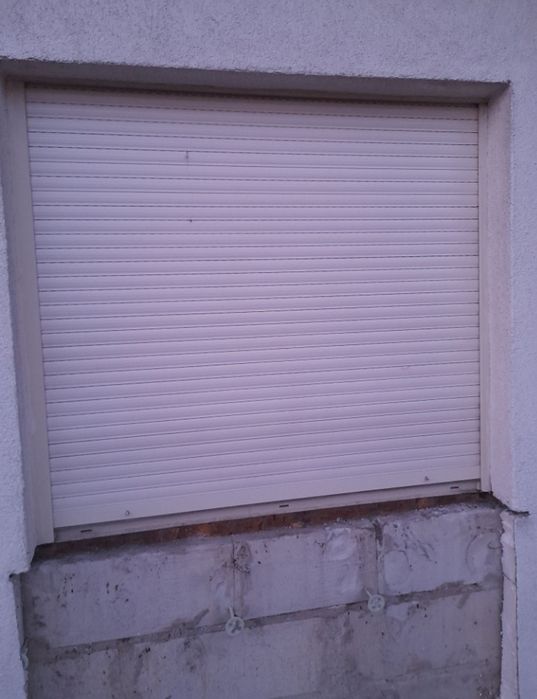 Okno z roletą  zewnętrzną