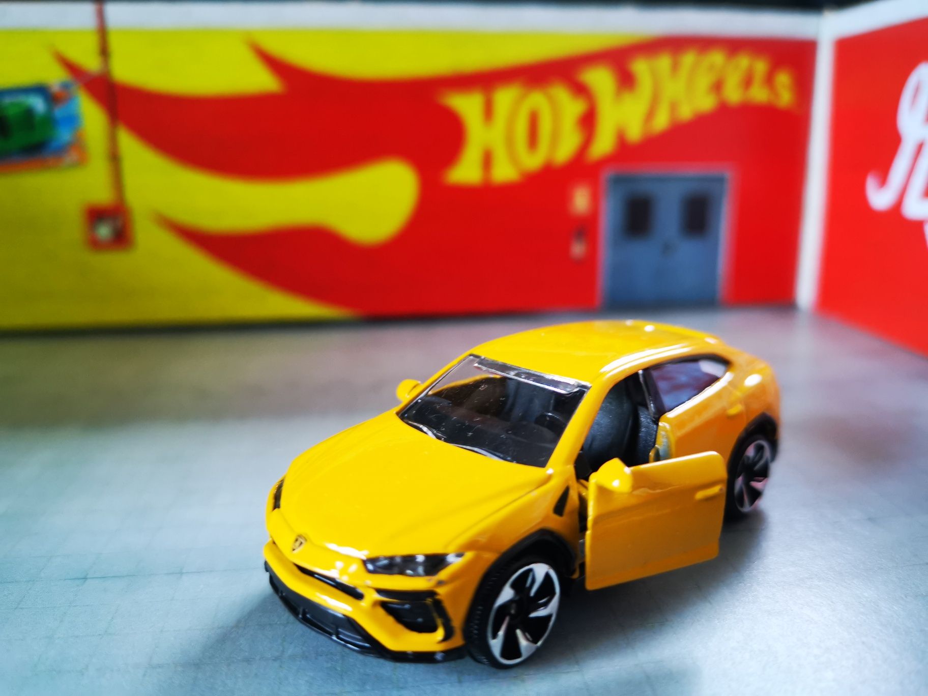 Lamborghini hot wheels novo com portes incluídos