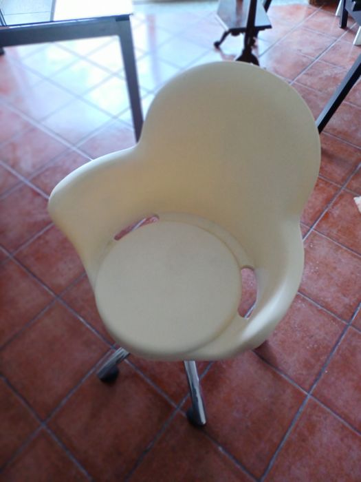 Cadeira com rodas de escritorio
