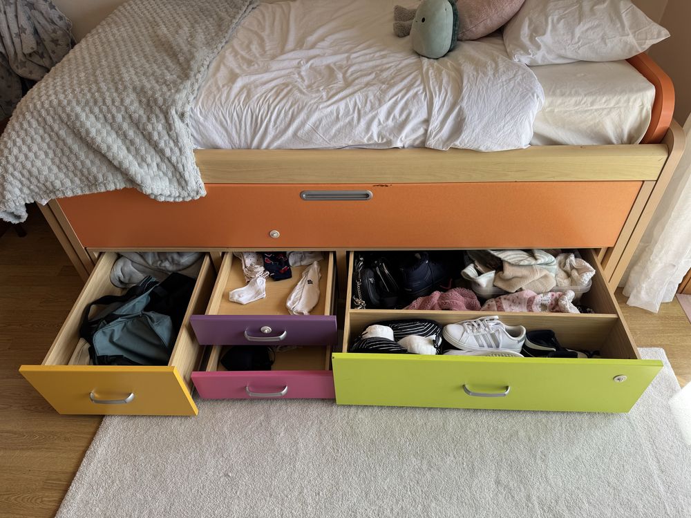 Cama dupla com 2 colchoes e arrumaçao