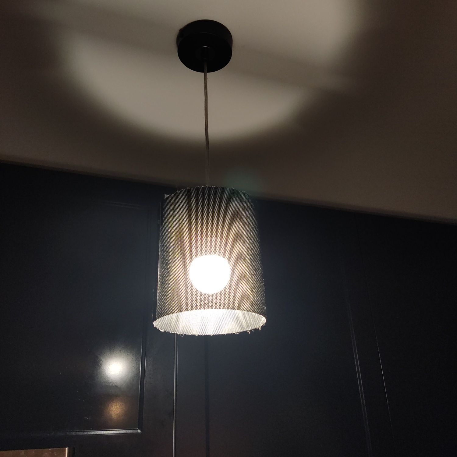 Lampa z ażurowym metalowym kloszem