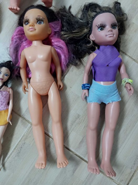 15 bonecas e 1 carrinho de brincar