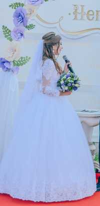 Весільна сукная з рукавами із гіпюра, відкриті плечі