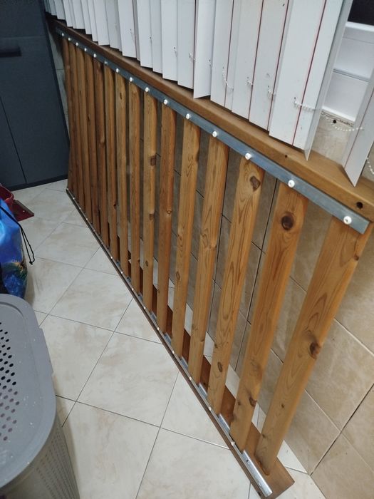 Cama de solteiro (standard) em madeira.