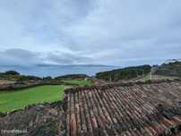 Ruina com vista para S.jorge na Ribeirinha (Ilha do Pico) Azores