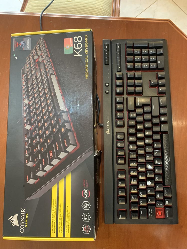 Teclado Corsair K68