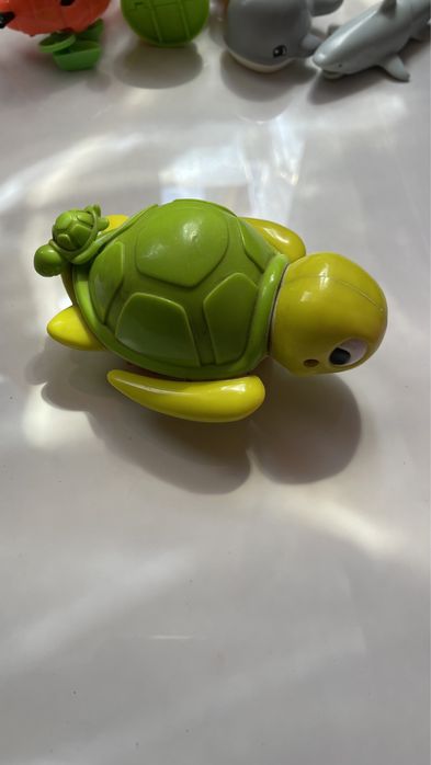 Детская игрушка фигурка на колесиках жабка гусеница кузнечик кит акула