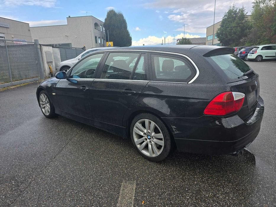 Bmw 330d 4x4  Posiadam inne  auta  z  włoch  całe  i uszkodzone