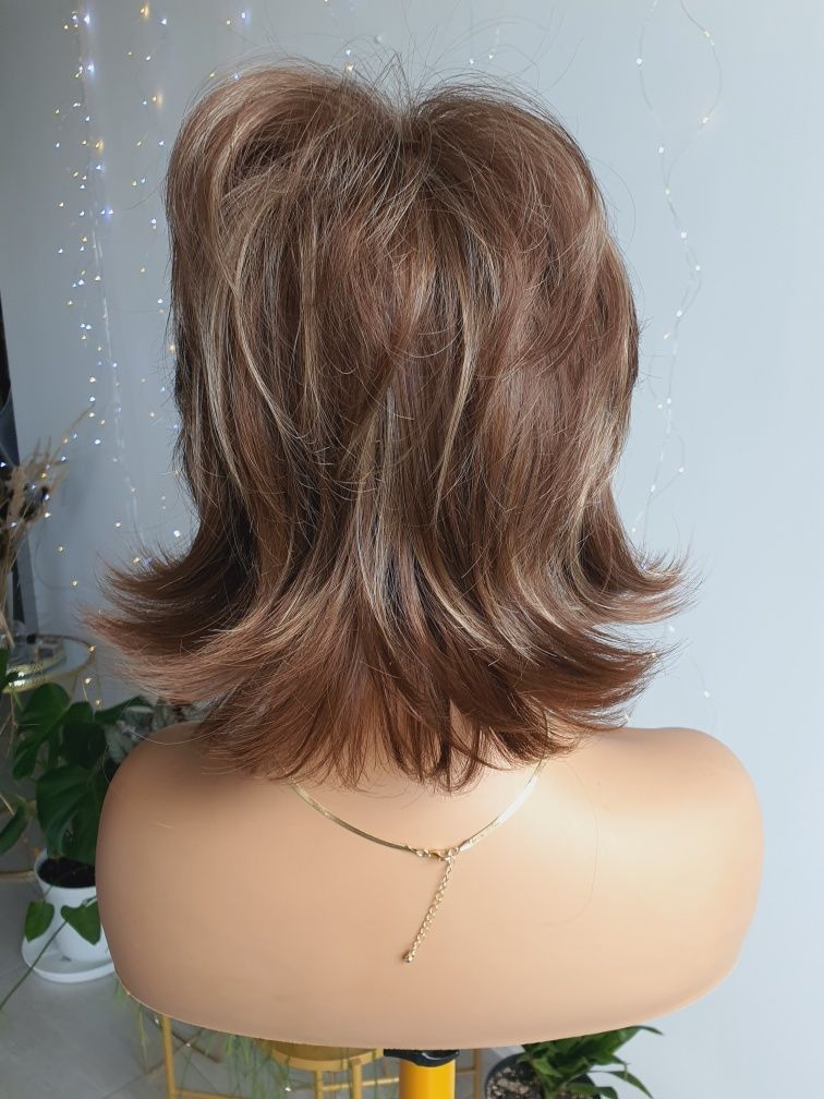 Krótka peruka naturalna fryzura brąz blond KBS-04