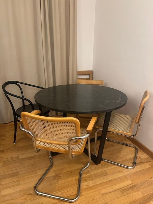 Okrągły stół z blatem imitującym marmur – średnica 110 cm