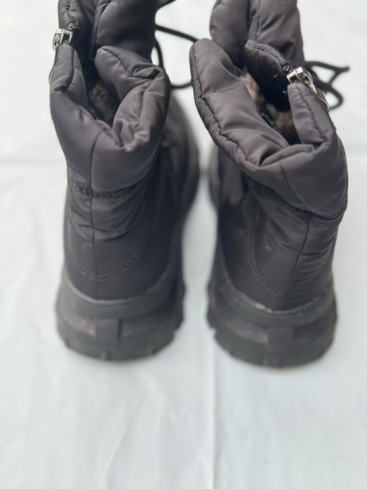 Жіночі, чорні чоботи з утепленням і водовідштовхуючим покриттям