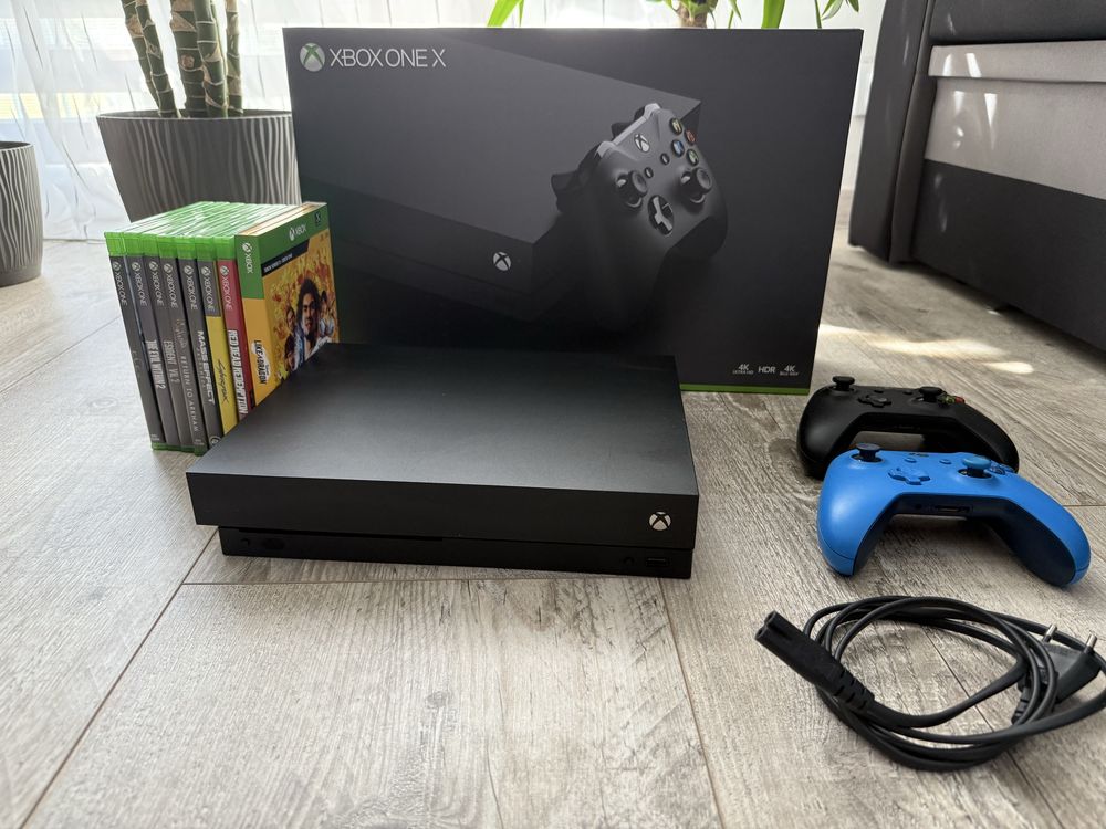 Xbox one x 1 TB, 2x pady, kinect, 8 gier