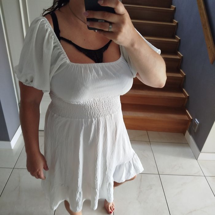 Piękna suknia z rozcięciem