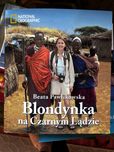 Blondynka na czarnym lądzie