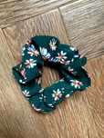 Shein scrunchie gumka frotka do włosów zielona w kwiaty NOWA