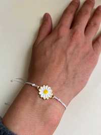 Piękna Biała Bransoletka z Białym Kwiatem - Elegancka i Delikatna