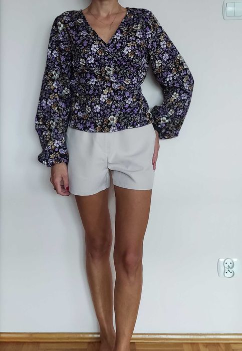 Elegancka bluzka w kwiaty wiązana kopertowo, Vero Moda rozmiar M