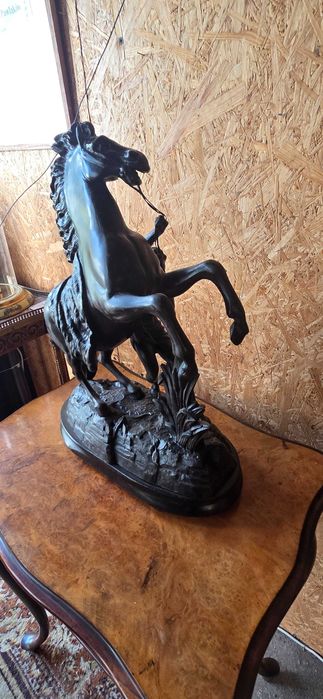 Rzeźba , figura - półnagi mężczyzna z koniem  43cm.