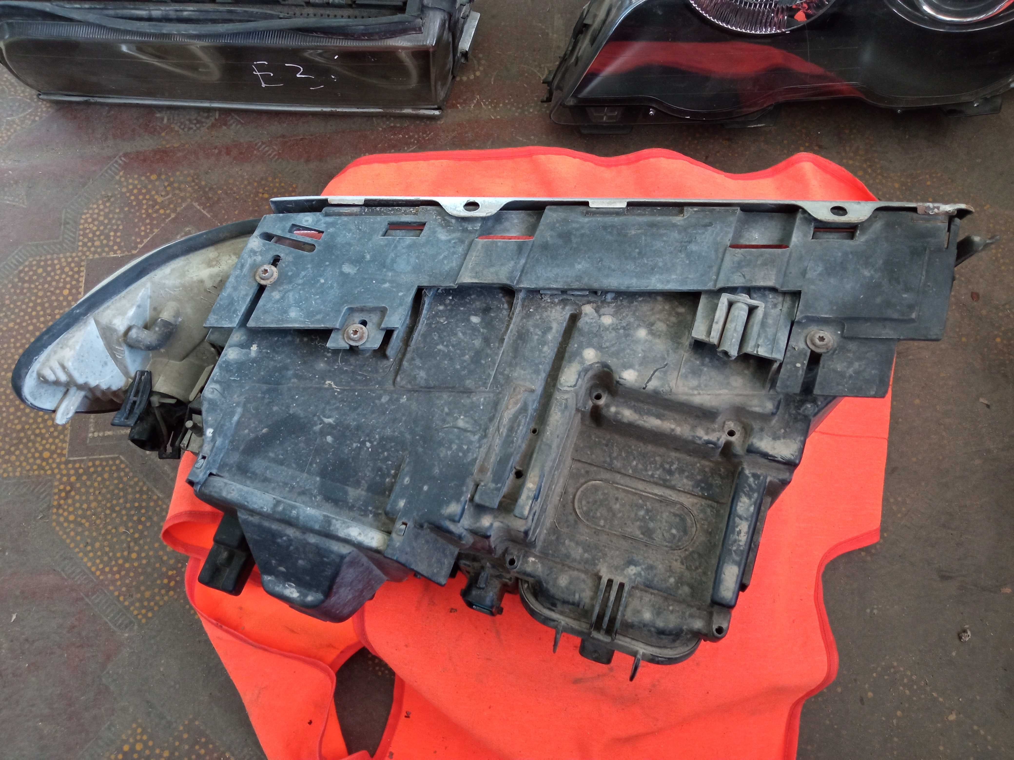 Фара передня права BMW 7 E38 БМВ 6312-83520229 0301043202 Авторозборка