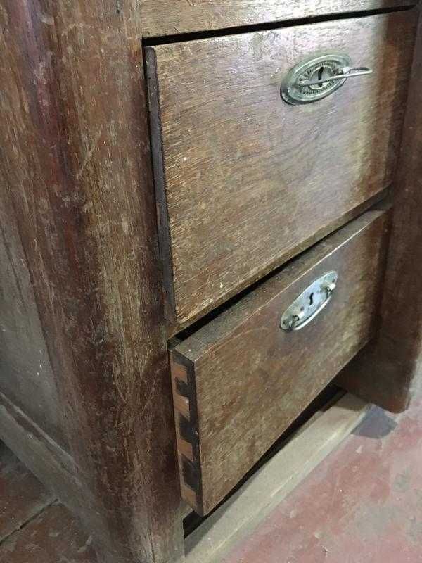 Старинный антикварный шкаф