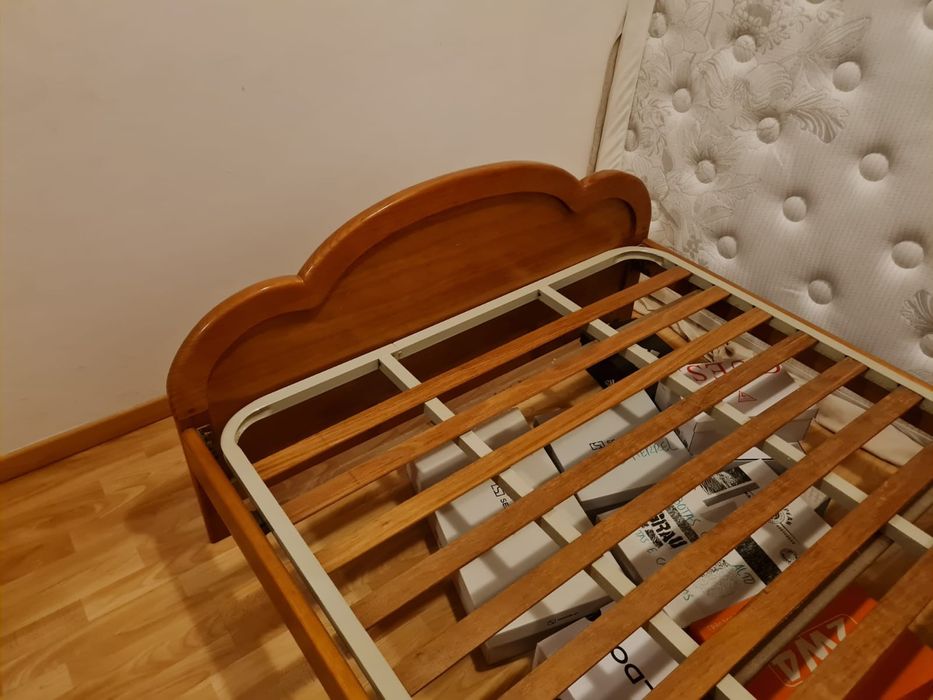 Cama de madeira cerejeira com  3 anos