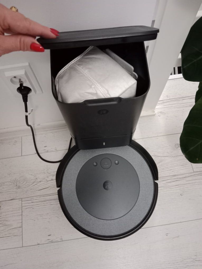 iRobot Roomba i3+ ze stacją oczyszczającą Clean Base idealny mocny