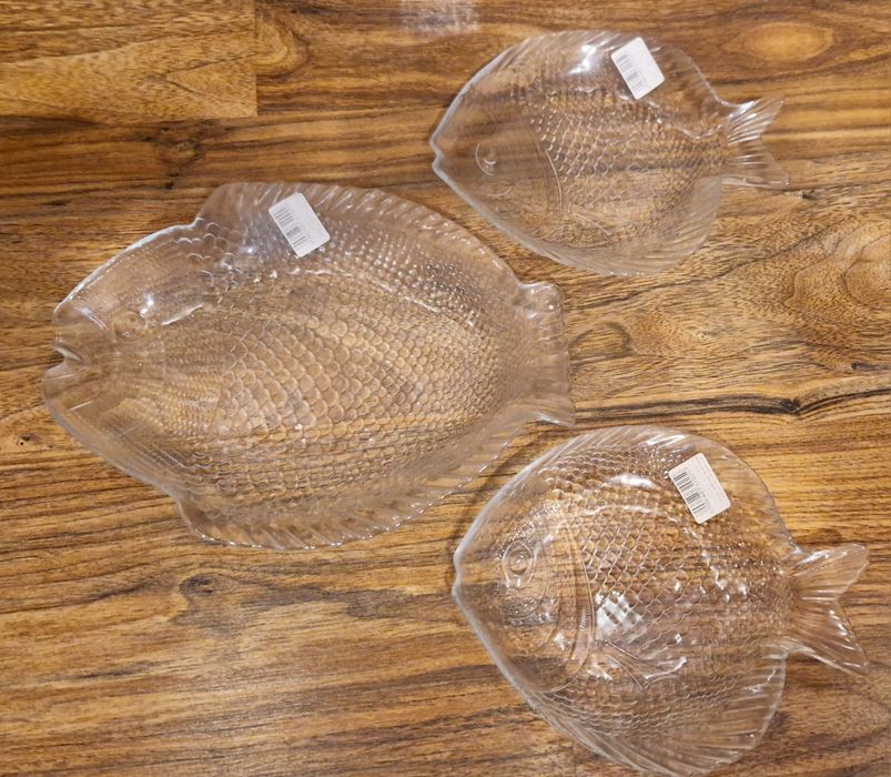 Trzy szklane salaterki