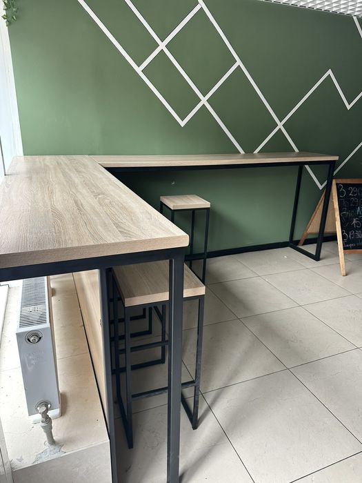 Барна стійка+ 6 стільців. Столик дерев'яніий.