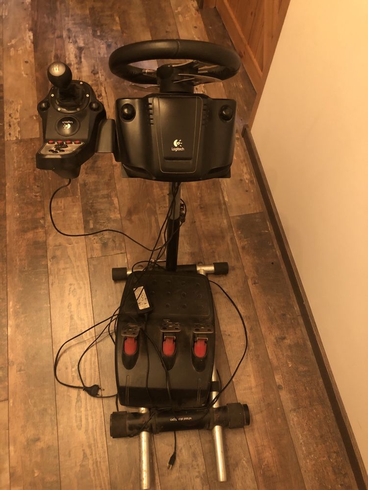 Kultowa kierownica do gier Logitech G27 + stojak
