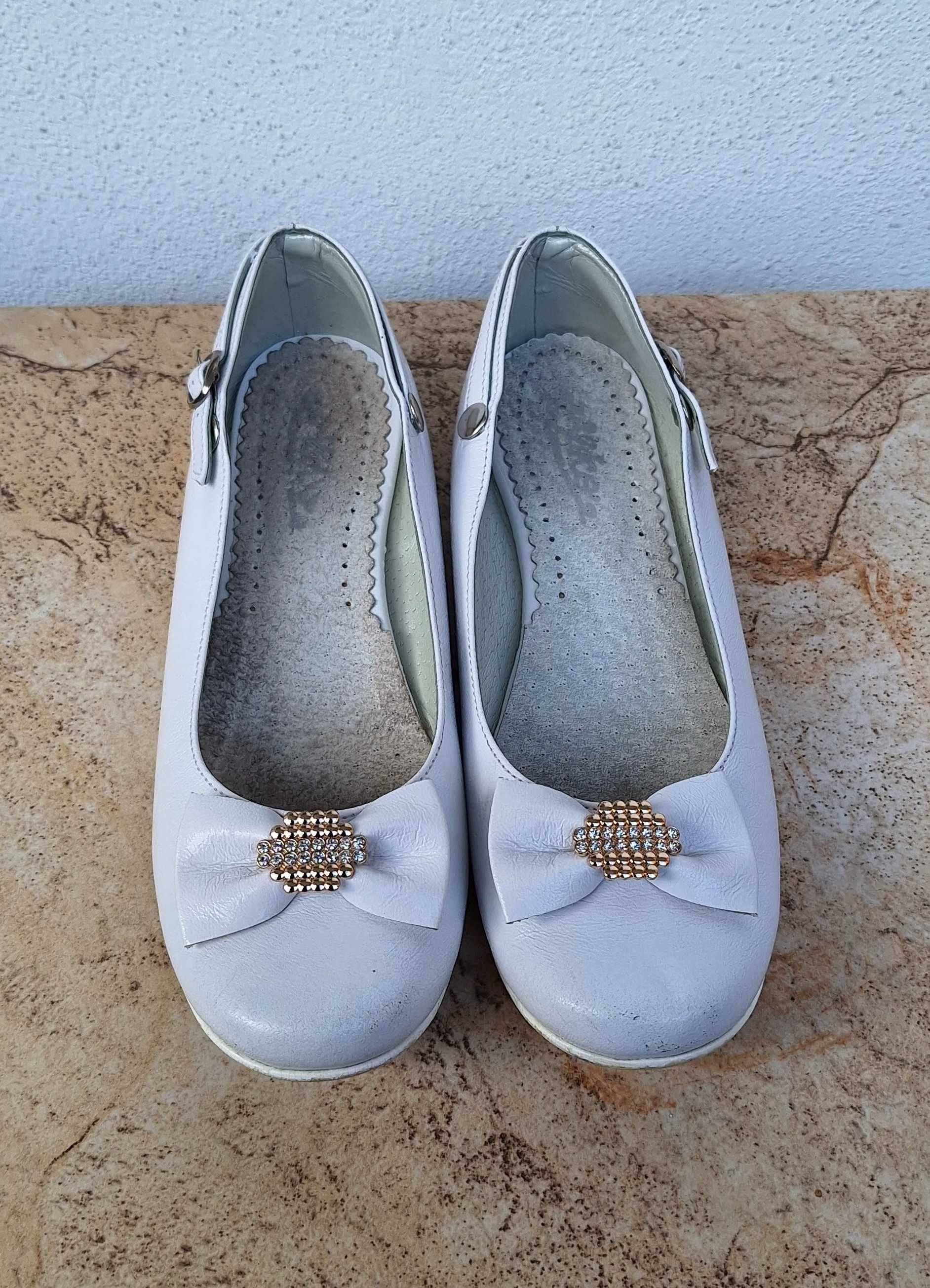 Białe buty komunijne eleganckie balerinki wizytowe dziewczęce rozm. 35