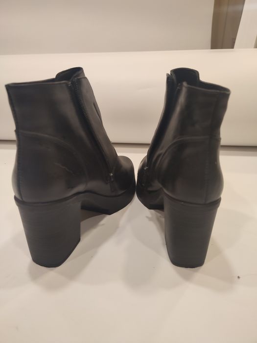 Продам ботильоны, ботиночки женские , кожаные, цеховые .