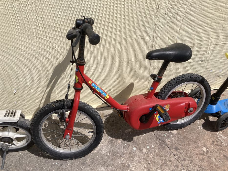 Bicicletas, carro e quadricicolo