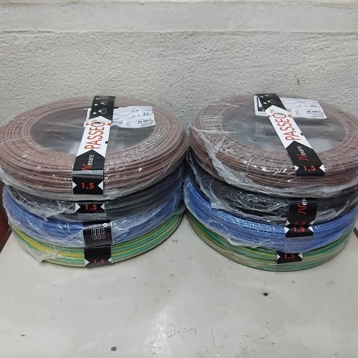 Fio v 1,5  e 2,5 rolos novos