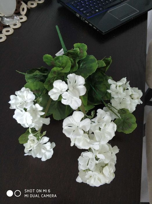 Białe pelargonie sztuczny kwiat bukiet