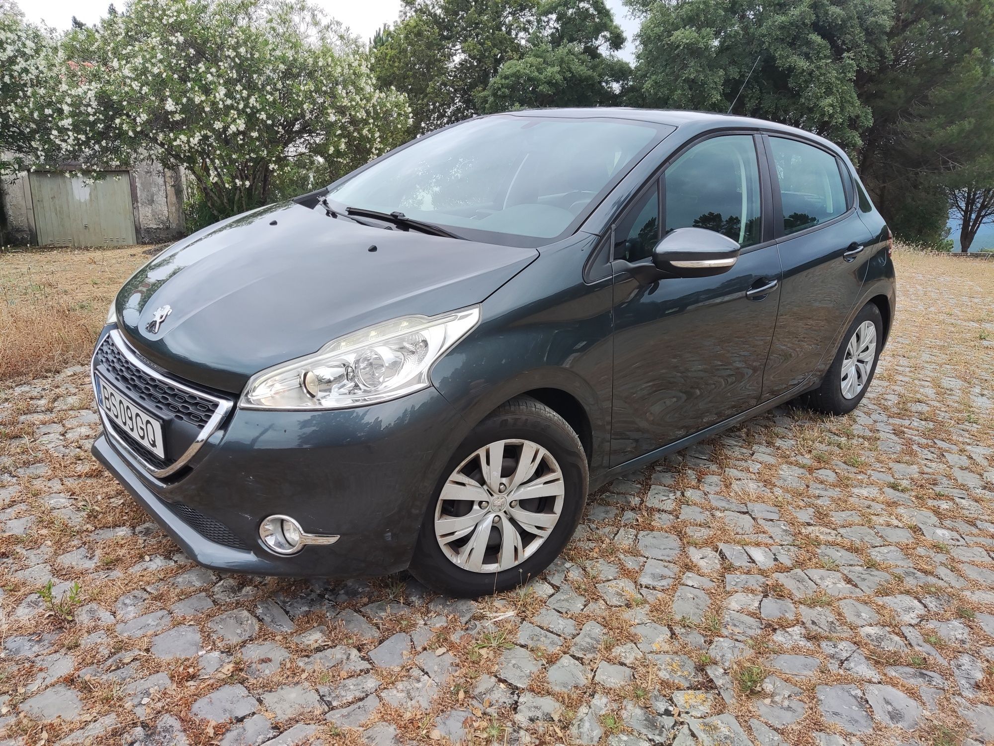 ## Peugeot 208 1.2 ##