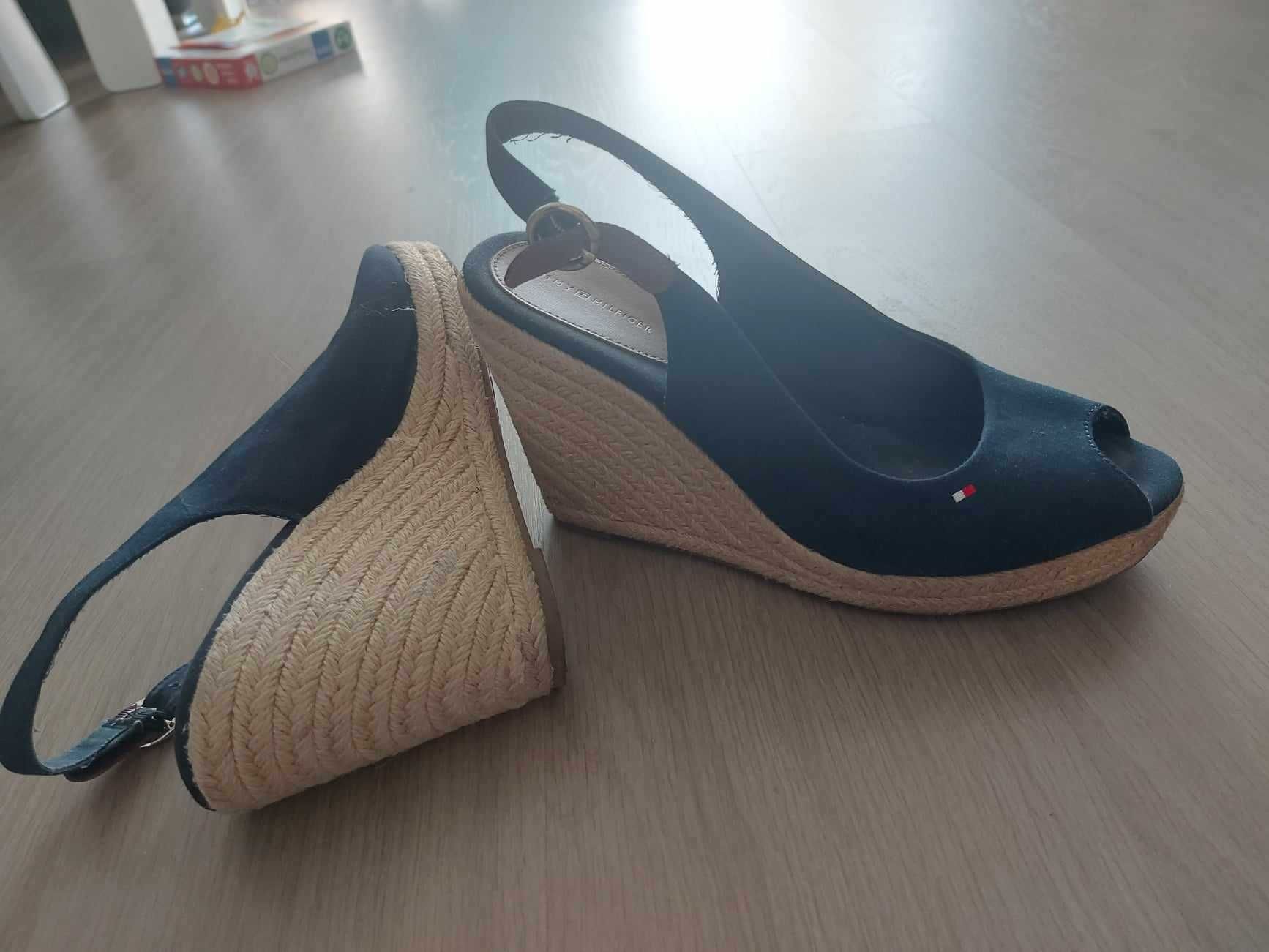 Tommy Hilfiger r. 41 sandałki koturny granat jak nowe
