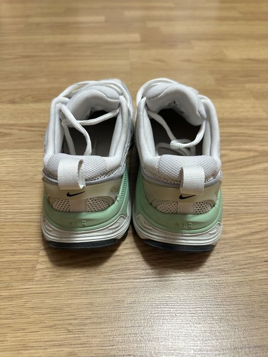 Кросівки, жіночі