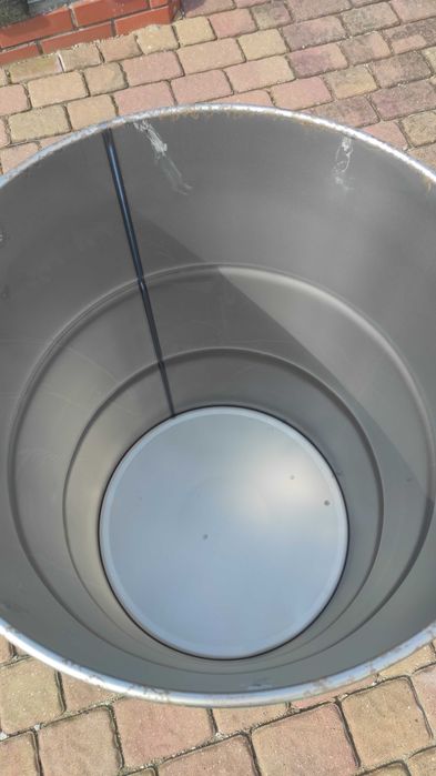 Beczka stalowa o pojemności 200 l